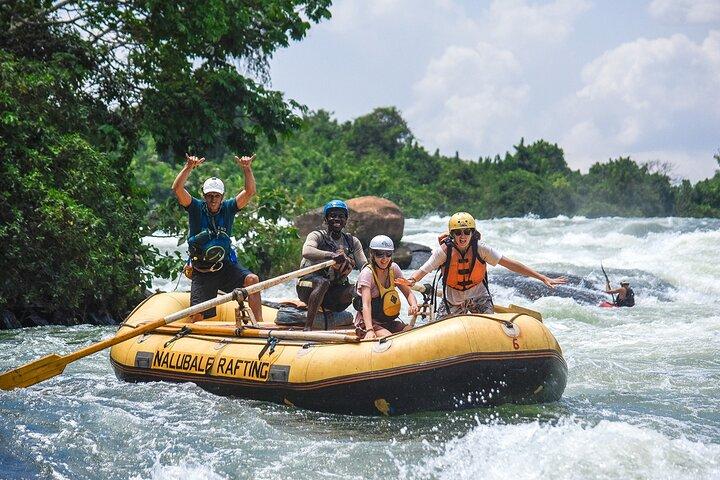 Excursão de rafting de 2 dias em águas brancas para Jinja