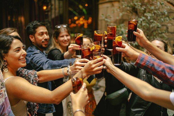 Nachtwandeling door de donkere geschiedenis van Barcelona met drankjes