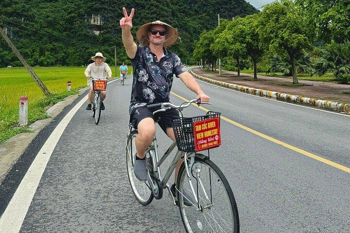 Vanuit Hanoi: Deluxe dagtour naar Hoa Lu, Tam Coc & Mua grotten