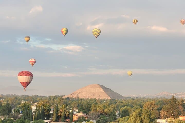 Balloon flight + Transportation + Breakfast in Cave or buffet + Pyramids