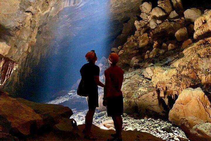 Heldags Paradise Cave Tour avgår från Hue på jämna dagar
