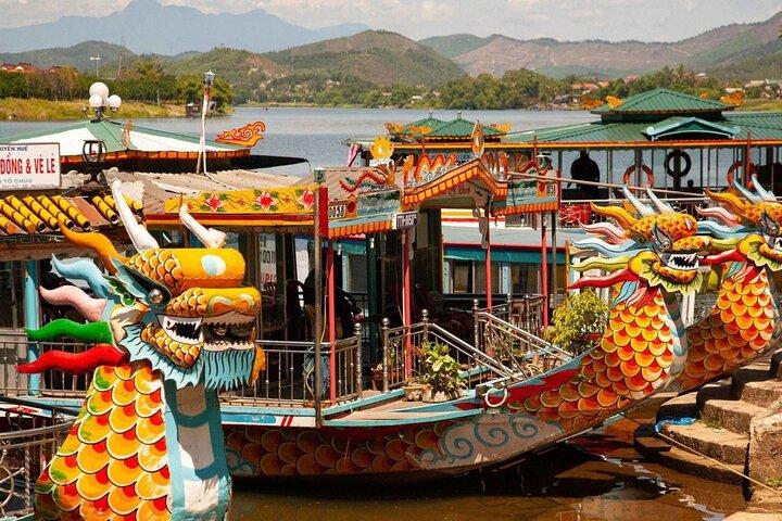 Tour privato in barca del drago di Hue Pagoda di Thien Mu e tombe reali