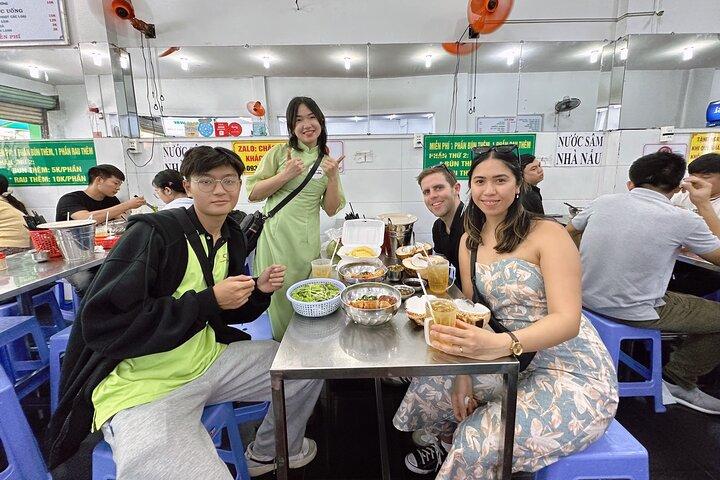Matin Saigon Unseen + Street Food Tour avec option Ao Dai Riders
