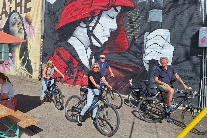 Bikes, Brews & Hidden Bars: Eine Fahrt durch RiNo & Downtown