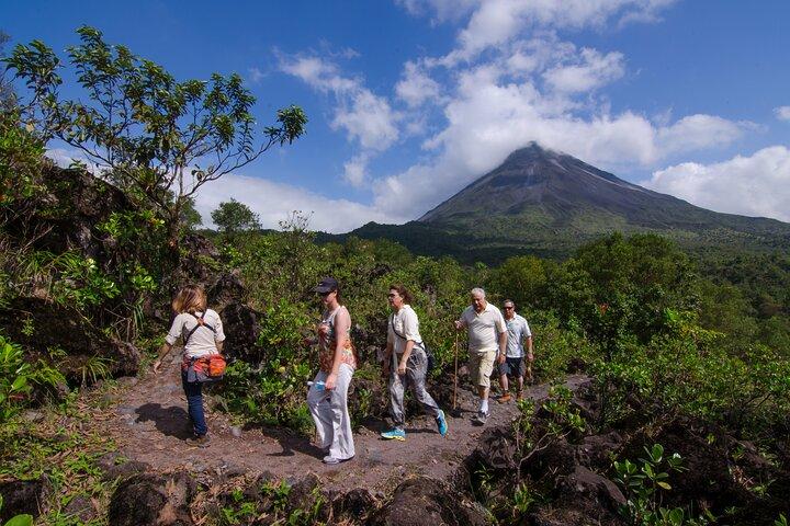 Arenal Volcano Hike + La Fortuna Waterfall + Almoço + Pontes Suspensas