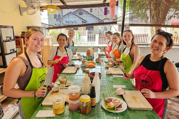 Halvdag morgen madlavning med markedstur i Chiang Mai