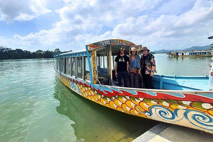 Tour privato in barca del drago di Hue Pagoda di Thien Mu e tombe reali