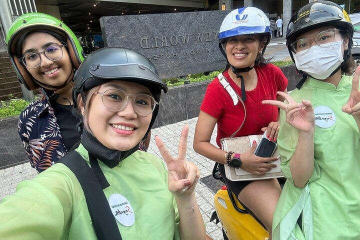 Historische Rollertour durch Saigon am Nachmittag | Optional: Ao Dai Riders