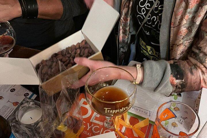 若い地元のチョコレートペアでブリュッセルのビールの世界を発見