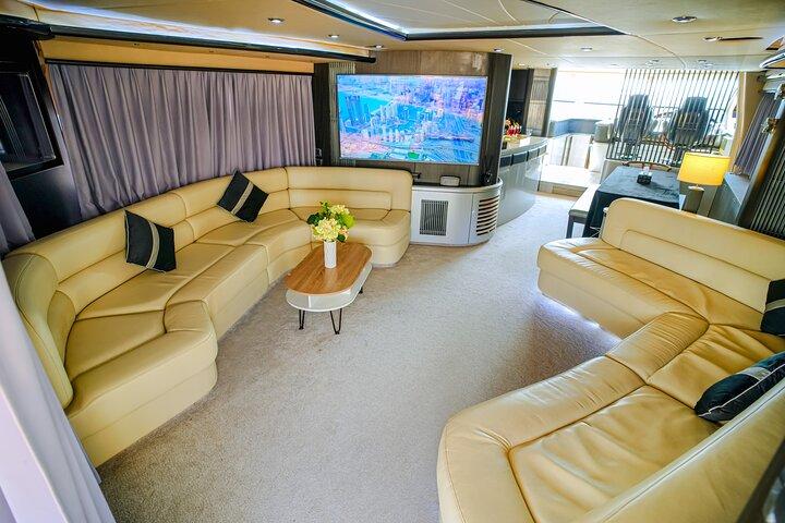 90 Feet Luxury Private Guided Yacht Tour in Dubai