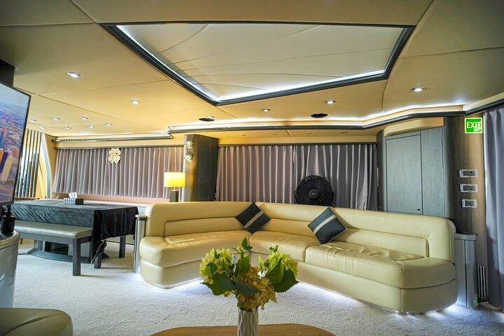 90 Feet Luxury Private Guided Yacht Tour in Dubai