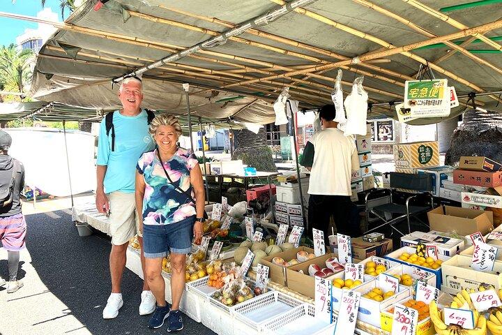 Ervaar de energie van Kochi: Sunday Market Tour inclusief Kochi Castle