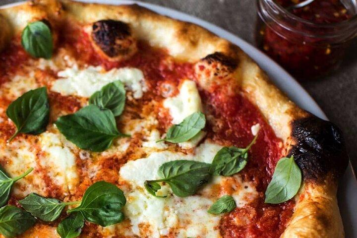 Clase de cocina de pizza con Tiramisù y cata de vinos en Milán