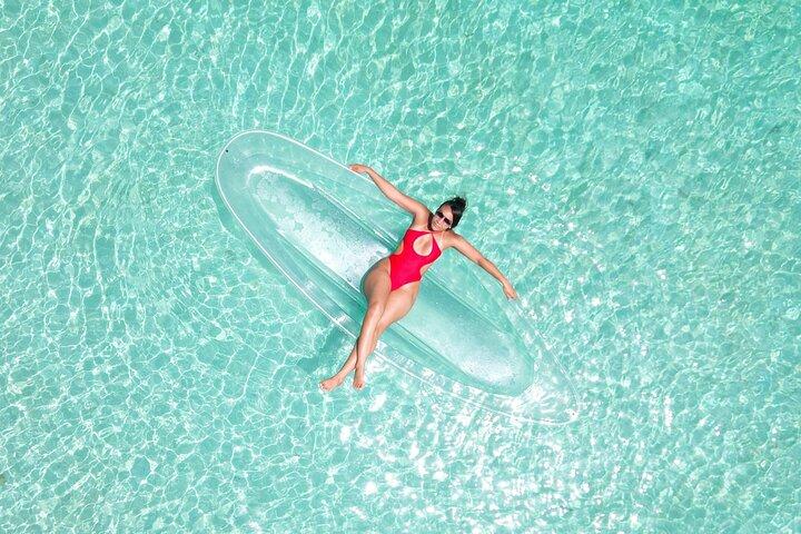 Fotografia cristalina de drone de caiaque Antígua