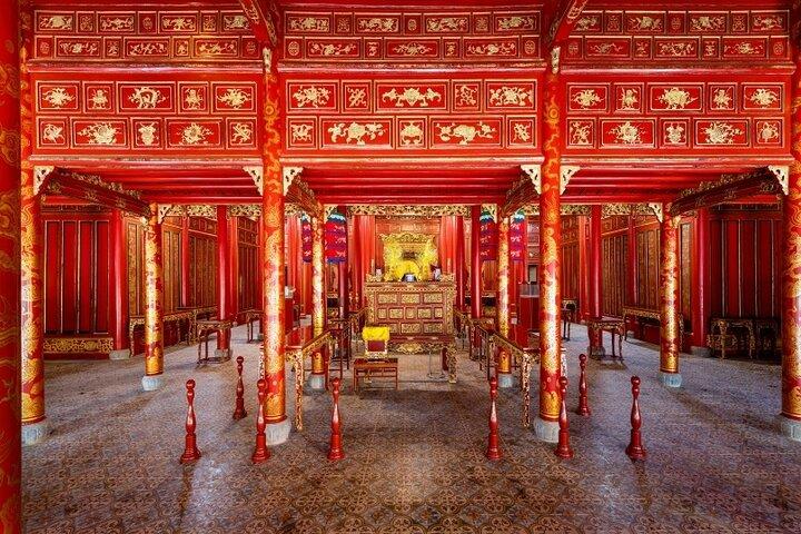 Hue Royal Tombs & Dragon Boat: Excursão privada de meio dia