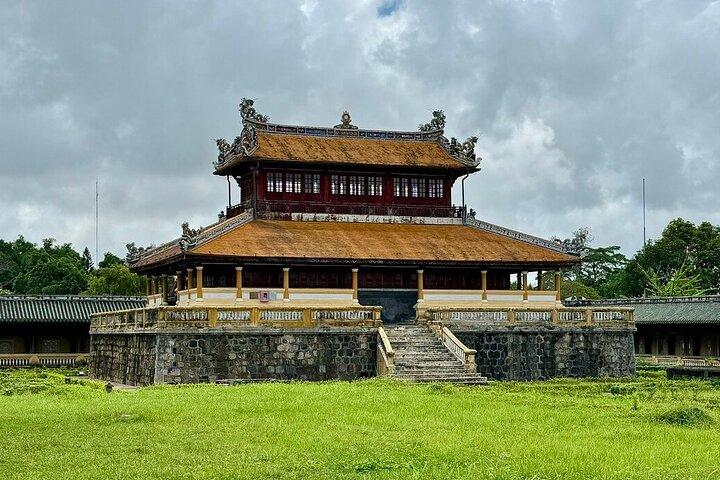 Visite privée de Hue au départ de DA Nang – Tombes Royales , Impérial , Pagode