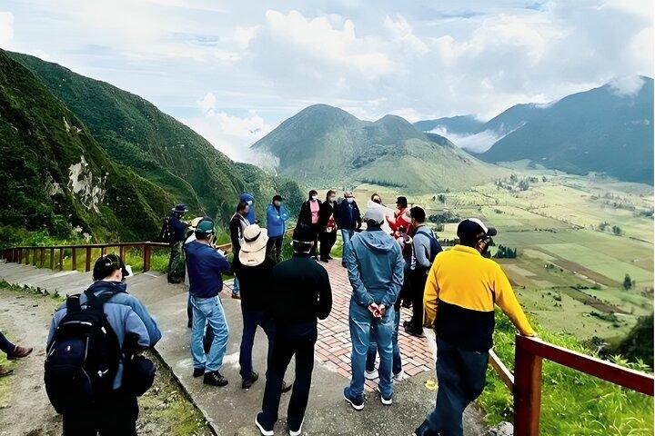 Mitten auf der Welt, Vulkanblick mit indigenen Ritualen