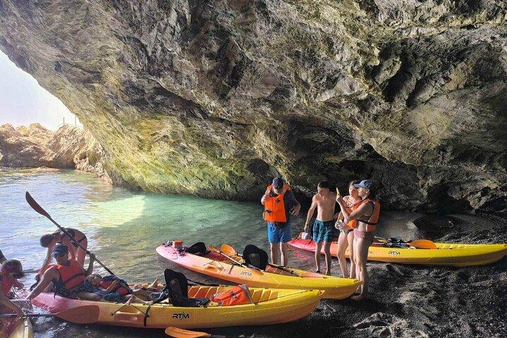Excursão de caiaque com cavernas, snorkeling e piquenique (+ Cliff Jump)