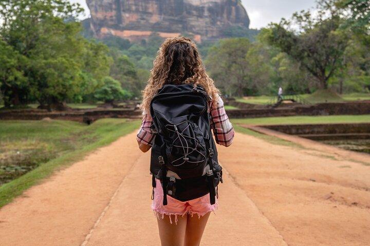 シギリヤからミンネリヤへ:スリランカの遺産と自然の道