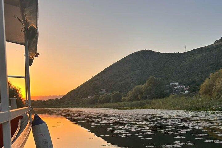 Excursion privée en bateau au lac Skadar avec vin, baignade et Guide local