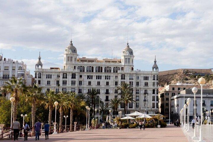 L'histoire et les points forts d'Alicante : visite à pied autoguidée