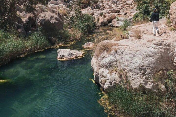 Tour durch Wadi Shab und Bimmah-Dolinen