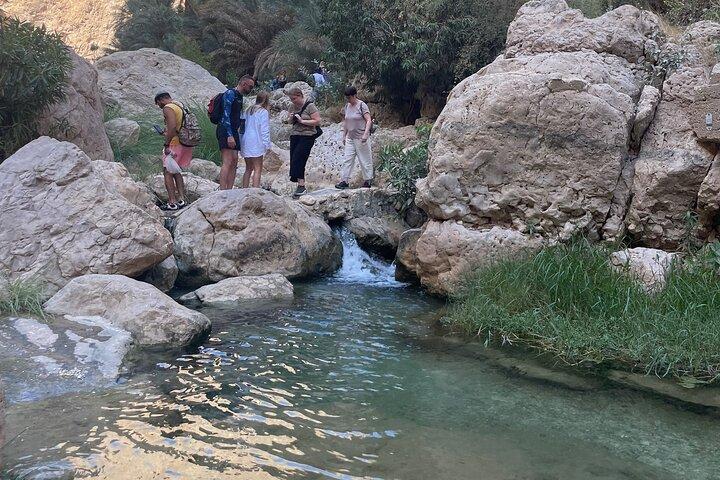 Tour durch Wadi Shab und Bimmah-Dolinen