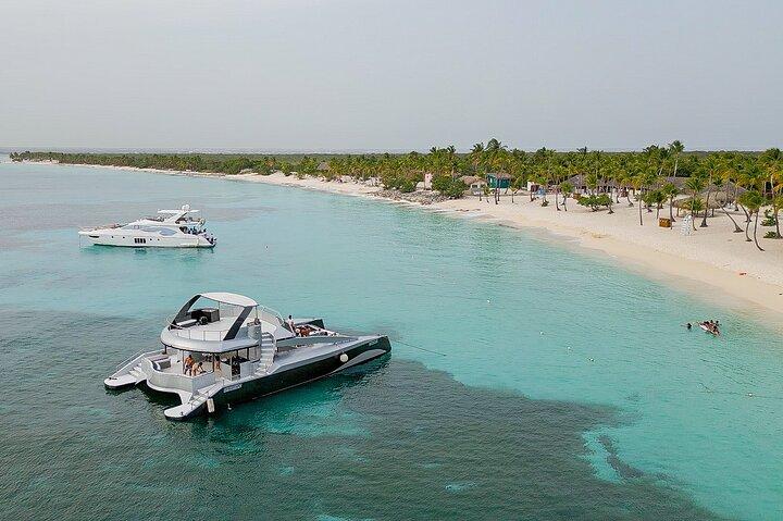 Festa no Catamarã em Punta Cana com Snorkel e Parasailing