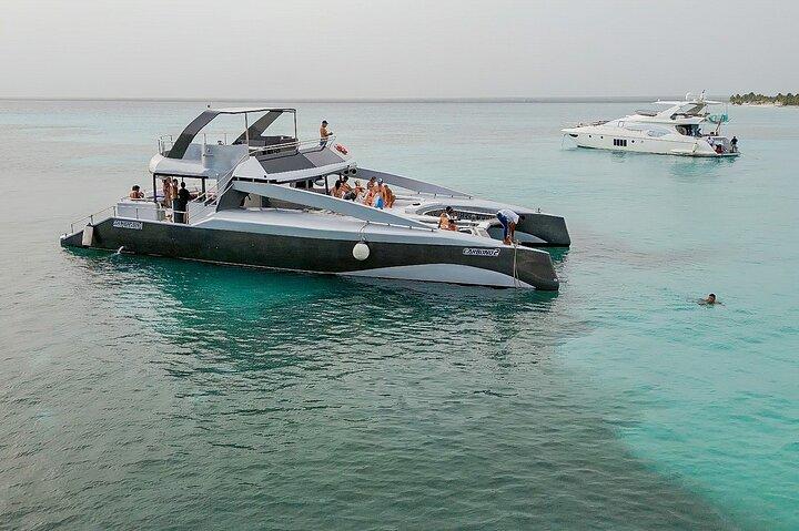 Festa no Catamarã em Punta Cana com Snorkel e Parasailing