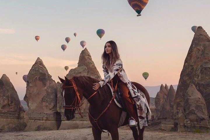 Équitation en Cappadoce au coucher du soleil et avec vue sur les ballons