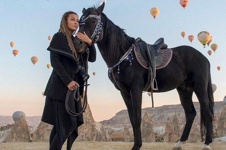 Équitation en Cappadoce au coucher du soleil et avec vue sur les ballons