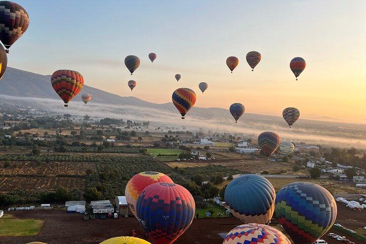 Hot Air Balloon ride over Teotihuacan + morgenmad i “LA GRUTA”
