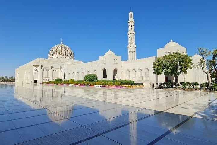 Experiência de tour privado de meio dia pela cidade de Muscat por 4 horas