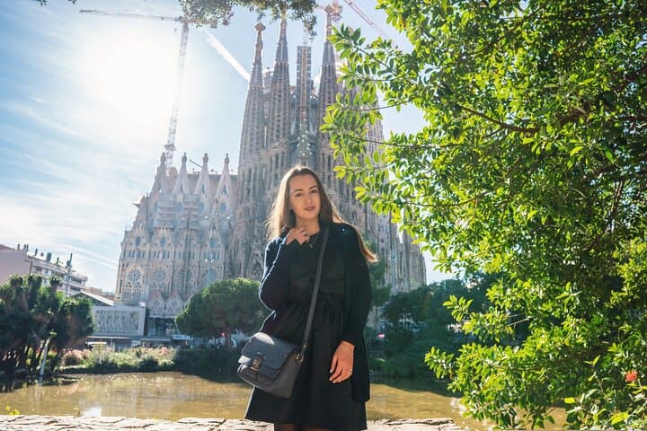 Skip-the-line La Sagrada Familia with Towers Private Tour