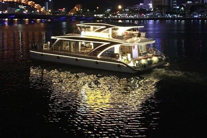 Dragon Cruise door Romantic Yatch : Lekker bier/bloem/taart & dans