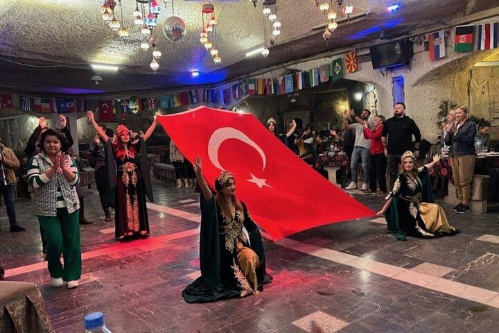 Spectacle nocturne turc en Cappadoce : dîner et divertissement
