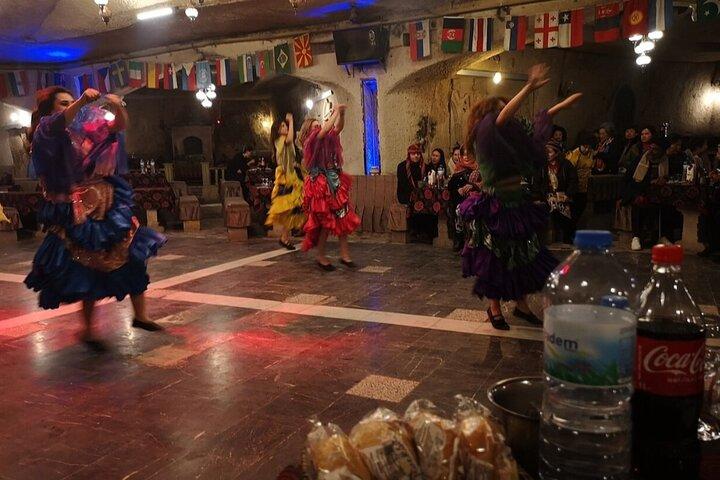 Spectacle nocturne turc en Cappadoce : dîner et divertissement