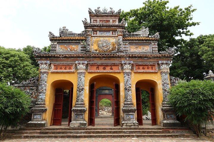 Descubra a Cidadela Imperial de Hue: Destaque do passeio a pé para grupos pequenos