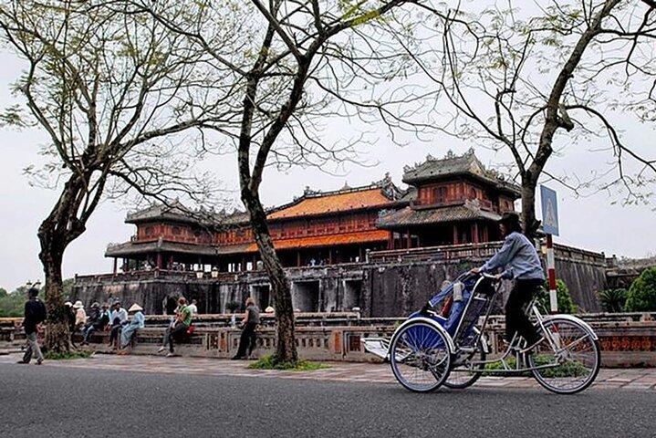 Hue Soirée Cyclo Food Tour & Folk Music sur Perfume River