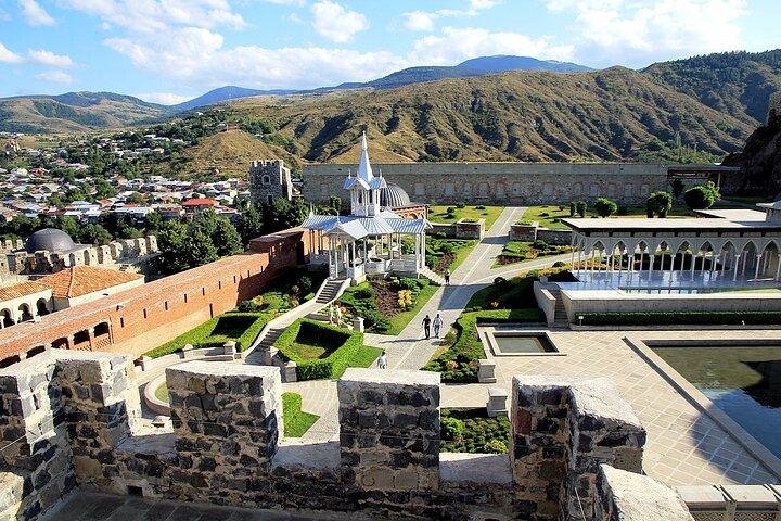 Excursão guiada compartilhada de dia inteiro em Vardzia, Rabati e Borjomi