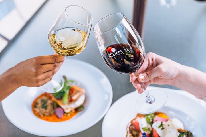 Small-Group Kumeu Wine Country Tour with Wine Tastings & Lunch