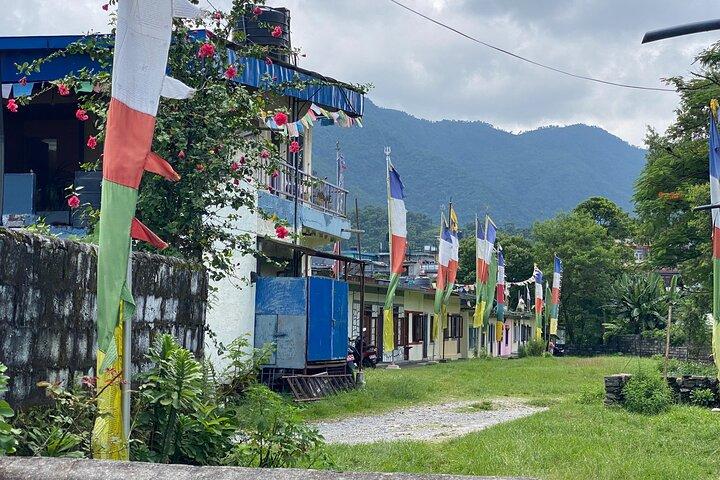 チベット人居住区ポカラへの終日チベット文化ツアー