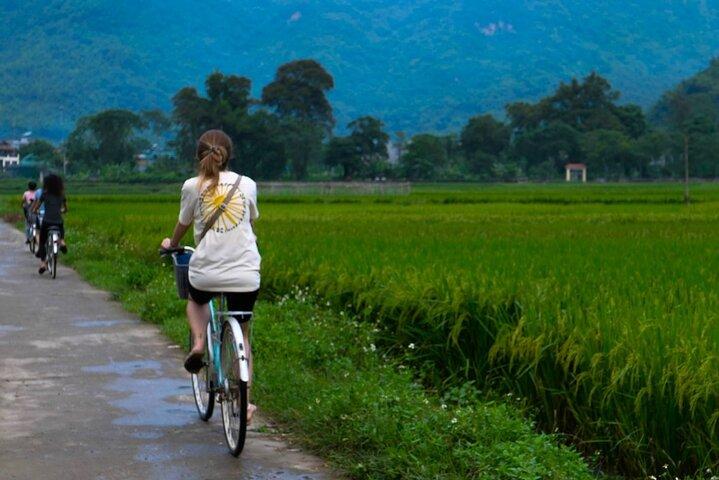 Mai Chau Day Trip: Explore Aldeias Serenas de bicicleta