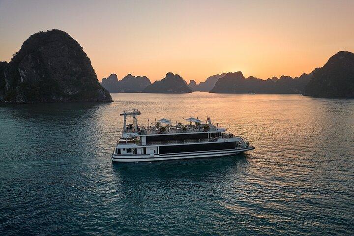 Admire a beleza da Baía de Halong no cruzeiro Iris Luxury Day Trip