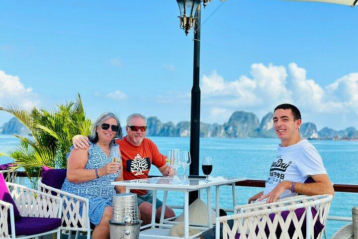 Admire a beleza da Baía de Halong no cruzeiro Iris Luxury Day Trip