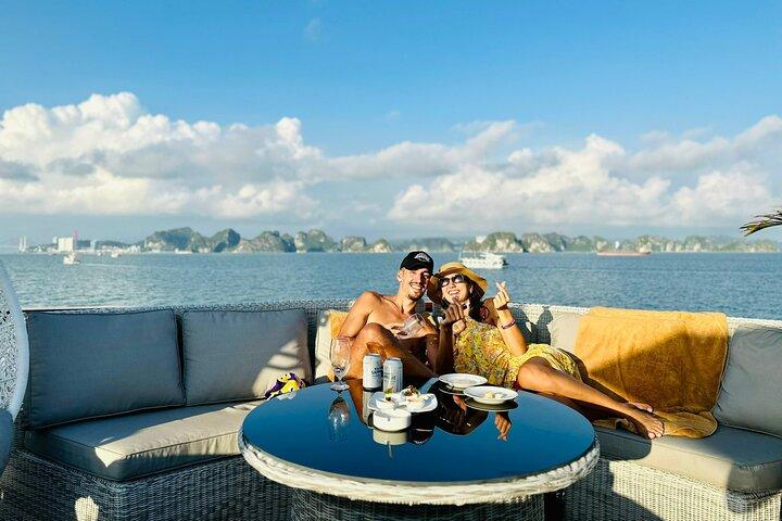 Admire a beleza da Baía de Halong no cruzeiro Iris Luxury Day Trip