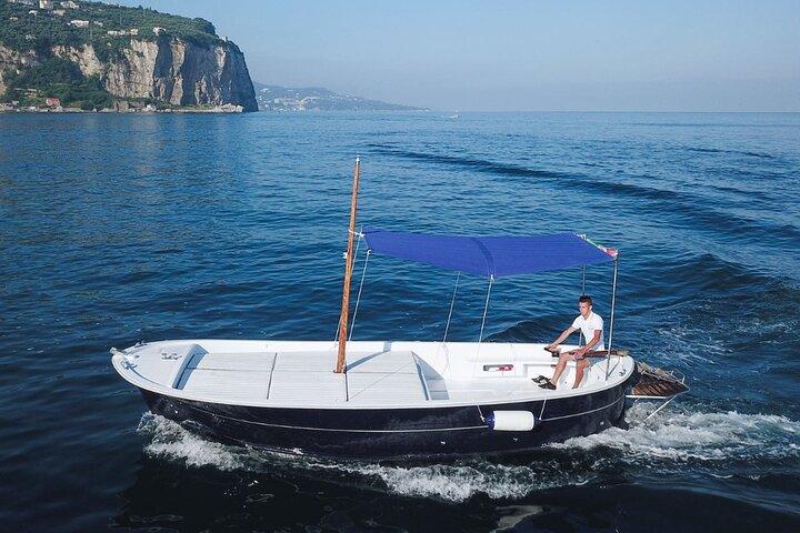 halv dag på en båd i Capri med besøg i hulerne