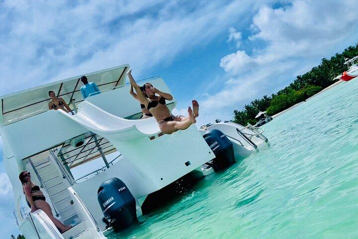 Cruzeiro privado de catamarã com slide e bebidas ilimitadas
