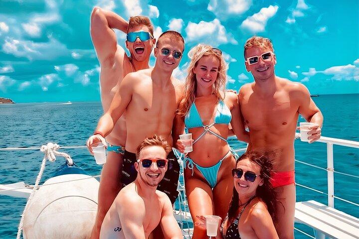 Top Isla Mujeres Catamaran Tour con Snorkel Open Bar e pranzo a buffet