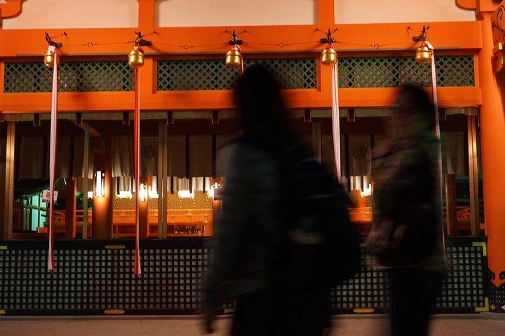 Visita guiada nocturna a pie por Kioto en el santuario Fushimi Inari
